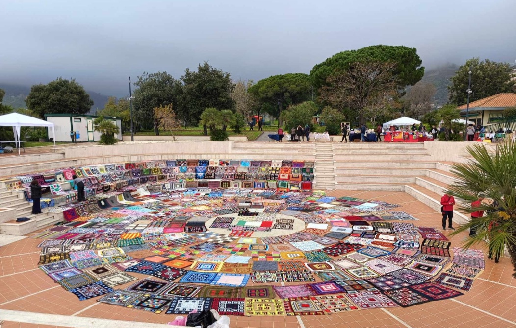 Furci, donate 280 coperte di lana contro l’emergenza freddo