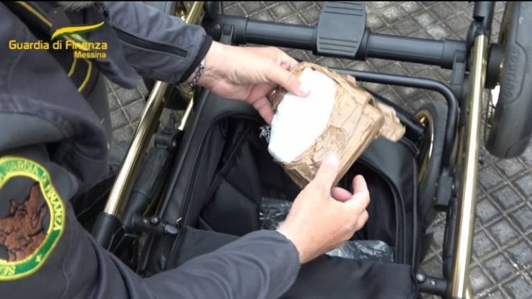 Cocaina e munizioni nel passeggino: corriere finisce in manette