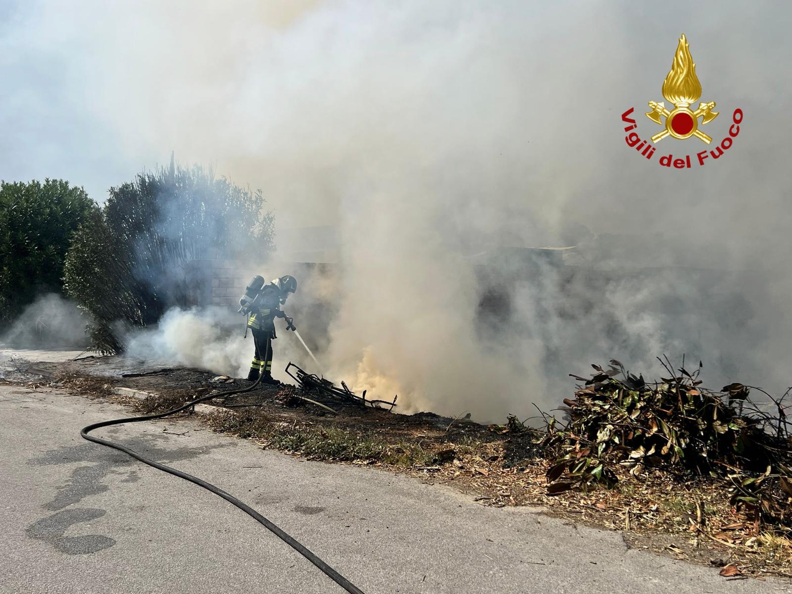 Barcellona, incendio lambisce ditta di laterizi