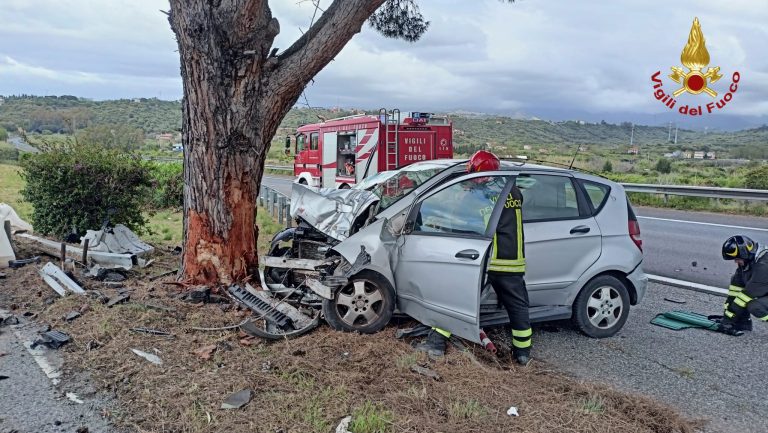 A20, auto si scontra con un albero