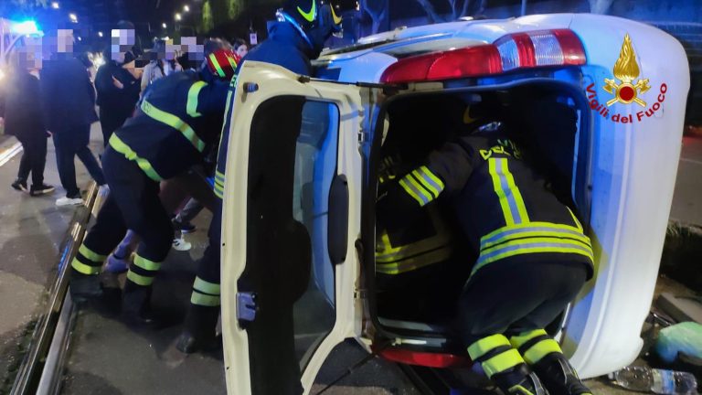 Viale della Libertà, auto si ribalta: ferito un anziano