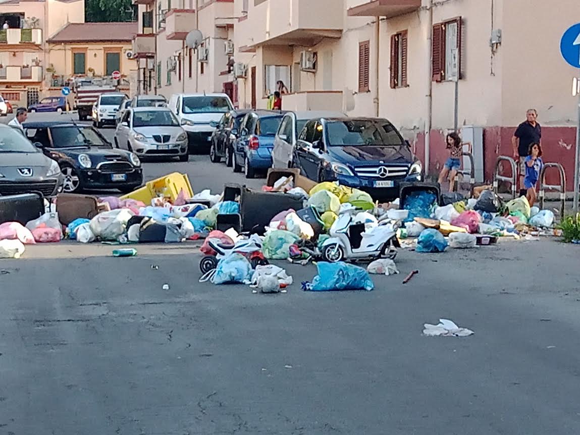 Cassonetti rovesciati in strada: raccolta a singhiozzo
