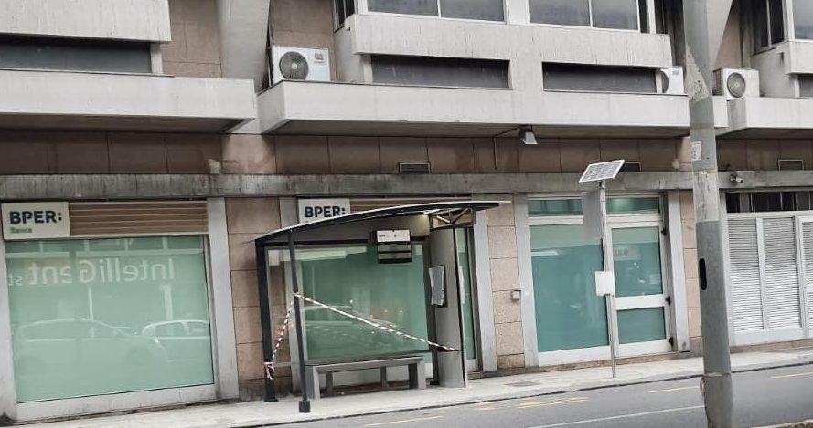 La pensilina impedisce passaggio di pedoni e disabili. Atm: “Tutto a norma”