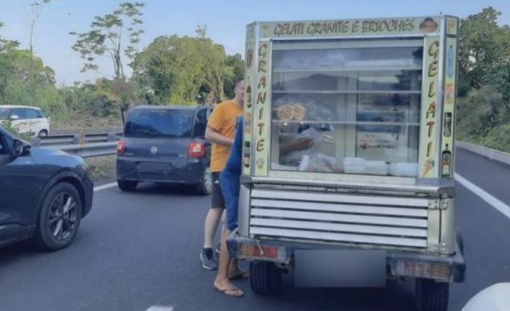 Coda sull’A18 e spunta il gelataio