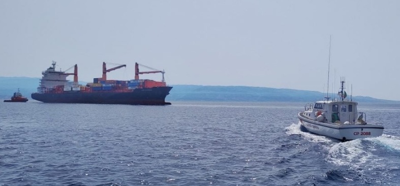 Nave in avaria nello Stretto