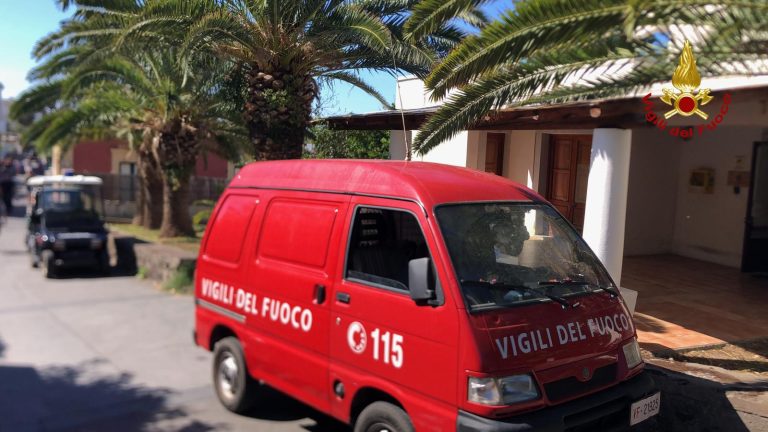 Malore in spiaggia, uomo soccorso a Stromboli