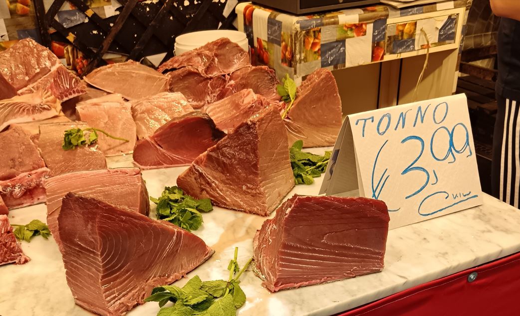 Mangiano tonno rosso e finiscono al Pronto soccorso