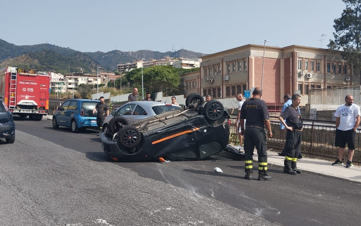 Viale Annunziata, si ribalta auto: ferito conducente