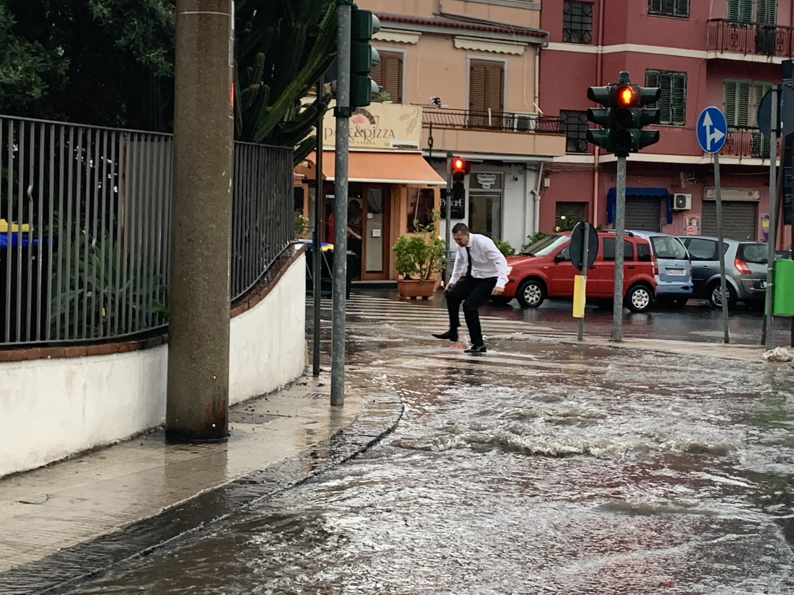 La foto curiosa: come si guada una strada…