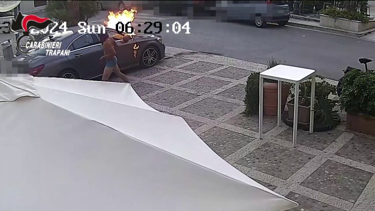 Danno fuoco a due auto a Castellammare del Golfo, le immagini