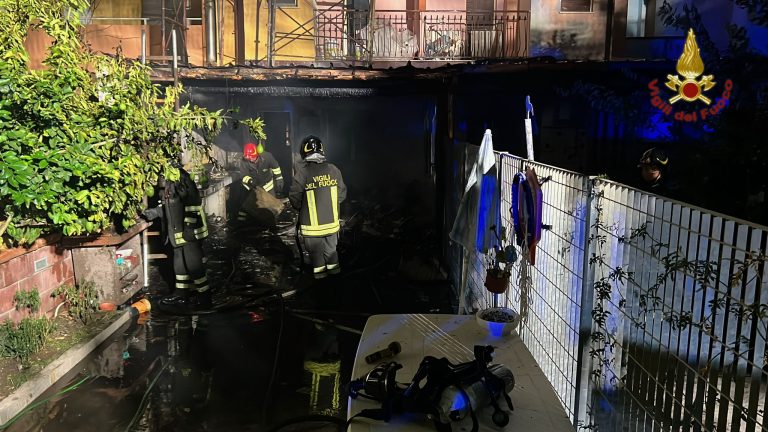 Incendio in un’abitazione, intervengono i vigili del fuoco