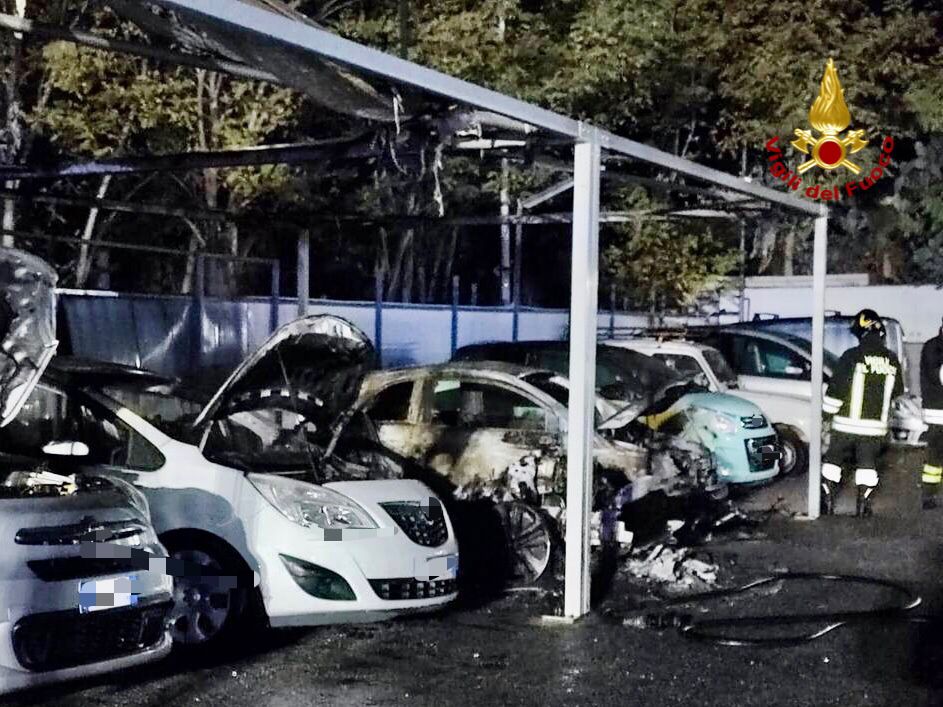 Incendiate sei auto in un salone espositivo di Mili
