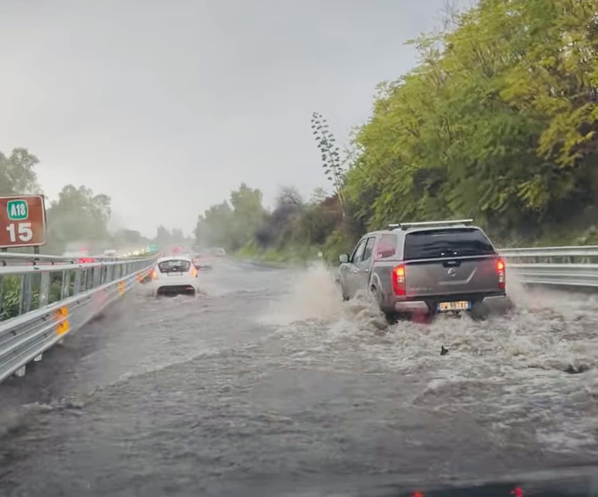 A-18 e Statale allagate: disagi per gli automobilisti, auto in panne