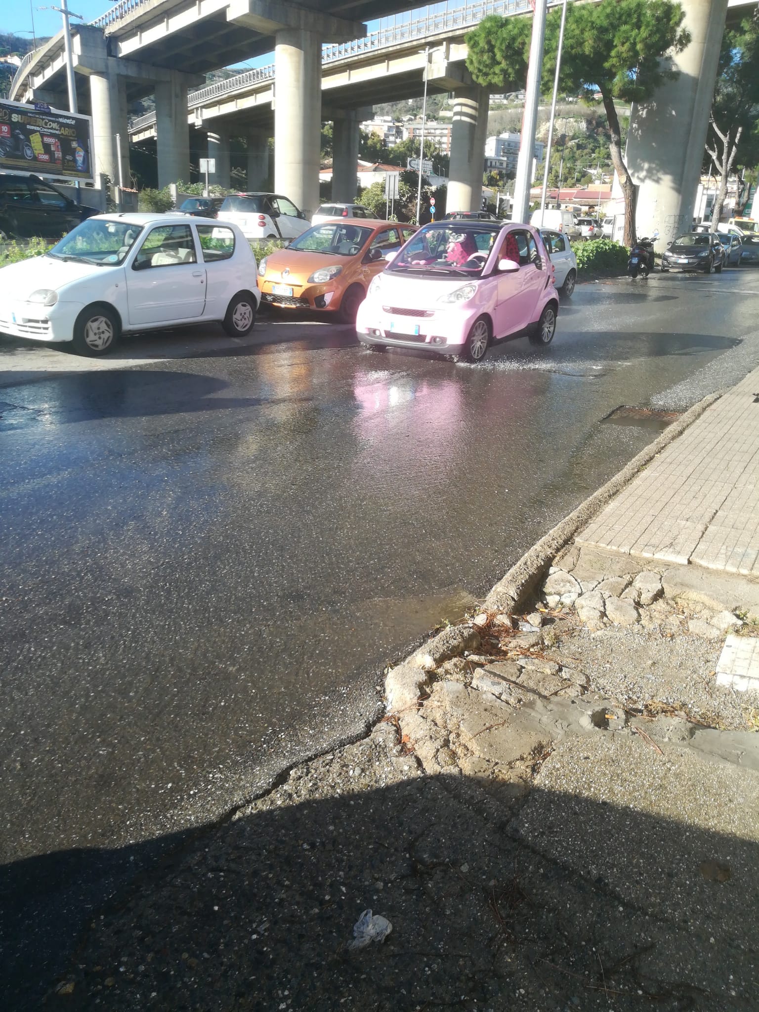 Signorino: “Fogna a cielo aperto a Camaro, fronte scuola”