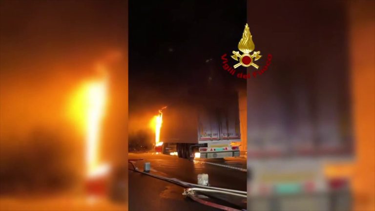 Tir prende fuoco in galleria nel Torinese, famiglia salvata da Vvf