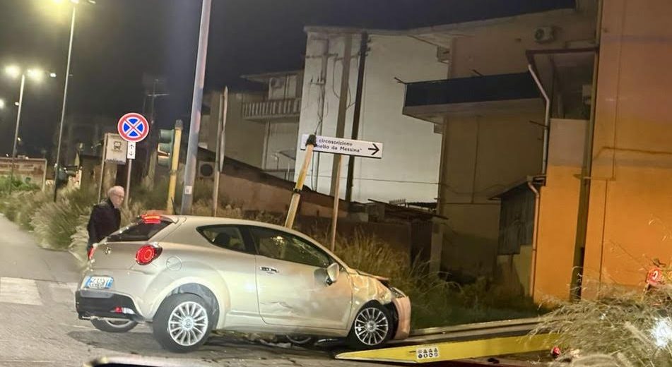 Semaforo guasto, scontro auto-moto: due feriti gravi