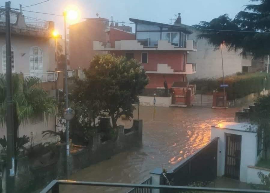 Maltempo, nubifragio sul milazzese: strade allagate