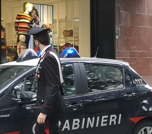Ruba capi d’abbigliamento e cosmetici: arrestata dai carabinieri