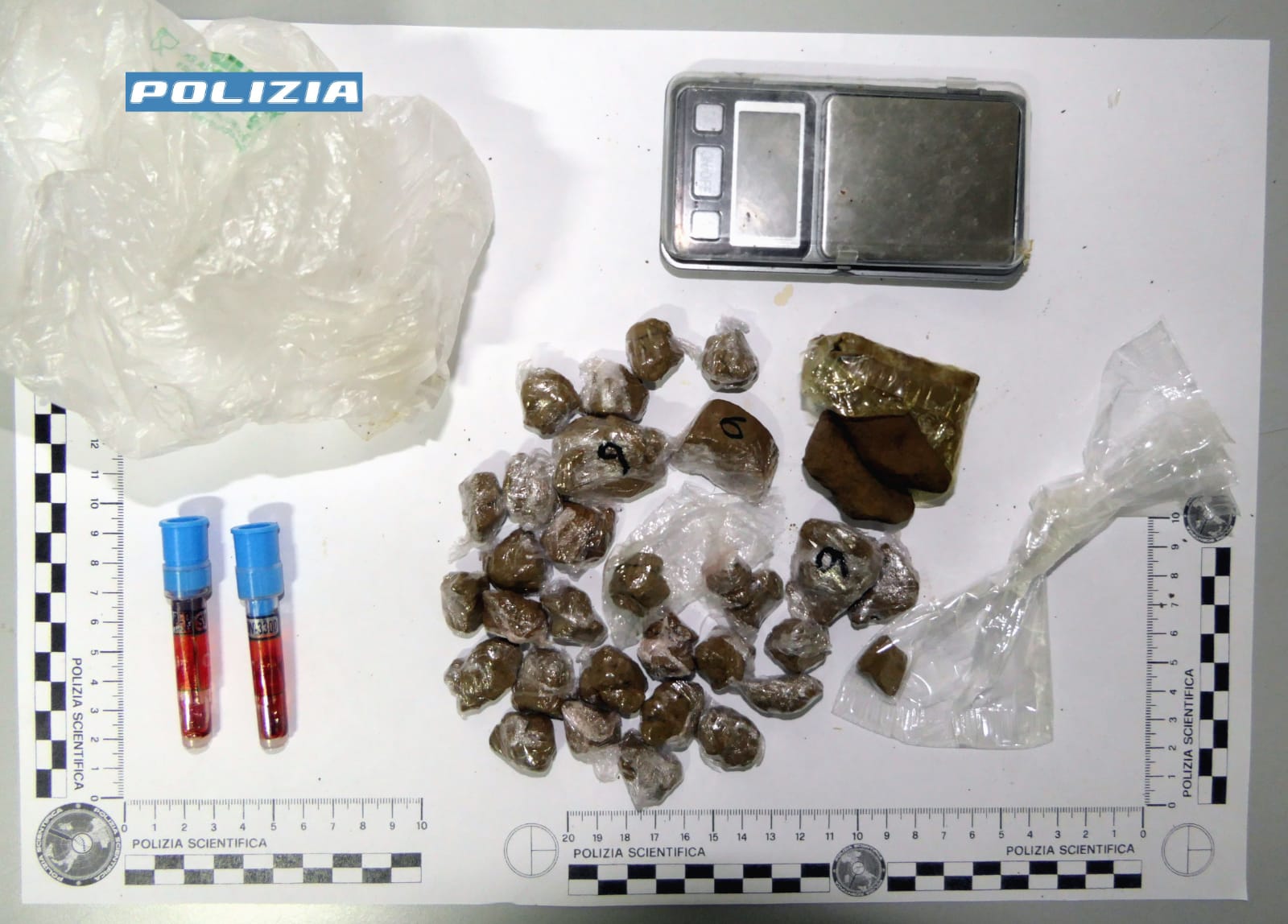 I poliziotti arrestano spacciatore appena 18enne