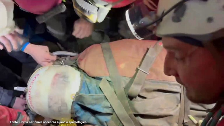 Estratta dalla grotta la speleologa Ottavia Piana