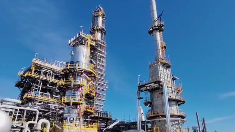 Enilive avvia a Gela l’impianto di carburante sostenibile per aerei