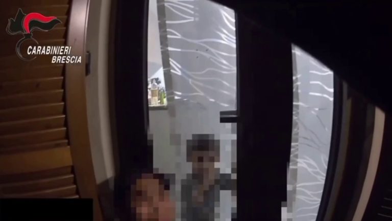 Brescia, Carabinieri salvano due bambini chiusi in casa dopo incendio