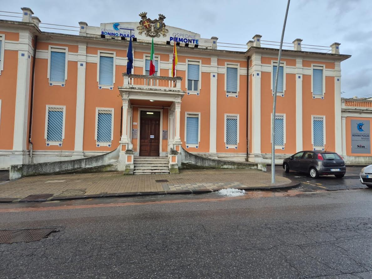 “Scoppia” un tombino di fronte al Piemonte