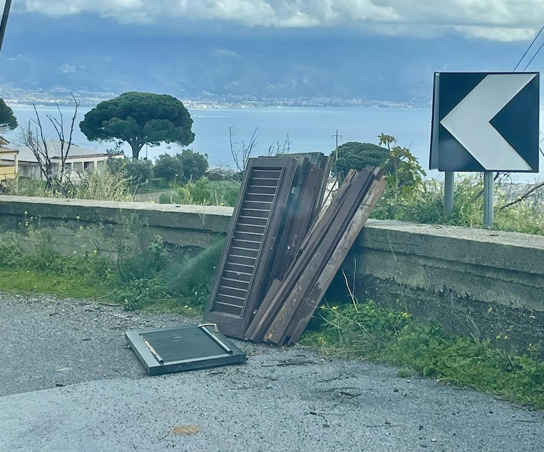 Casazza, la strada ridotta a discarica