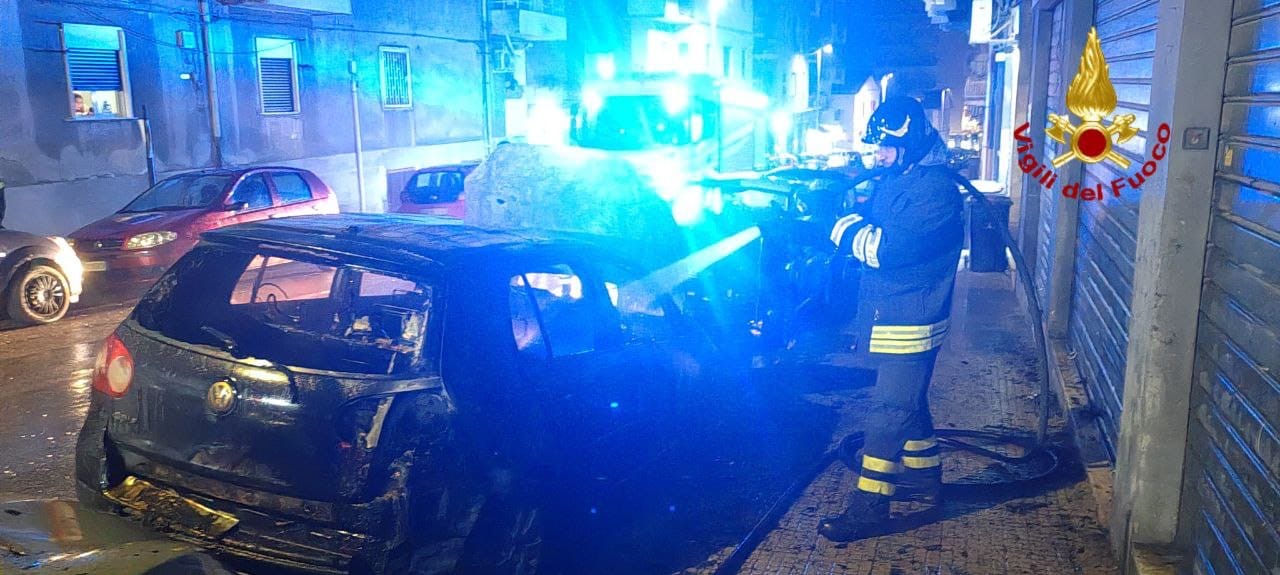 Auto in fiamme in via Palermo: intervengono i vigili del fuoco