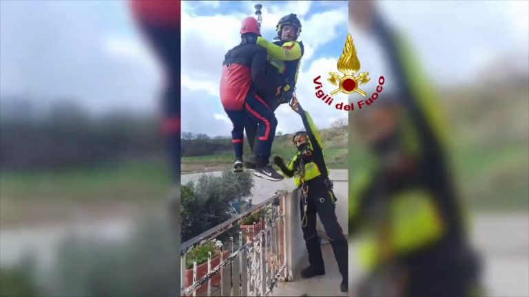 Maltempo, vigili del fuoco salvano 4 persone e un cane a Monte Riccio