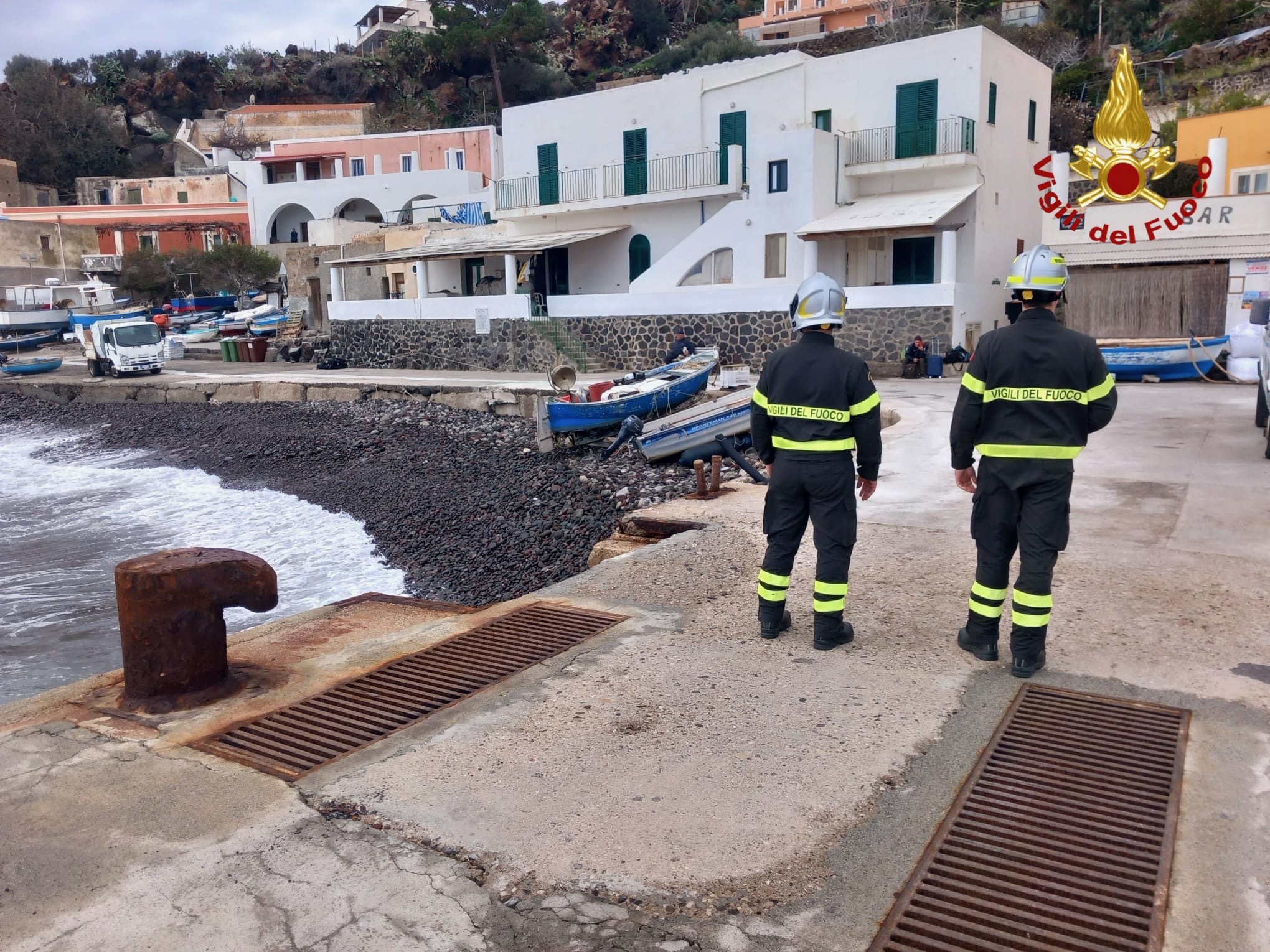 Sopralluogo dei Vigili del fuoco alle Eolie dopo il terremoto