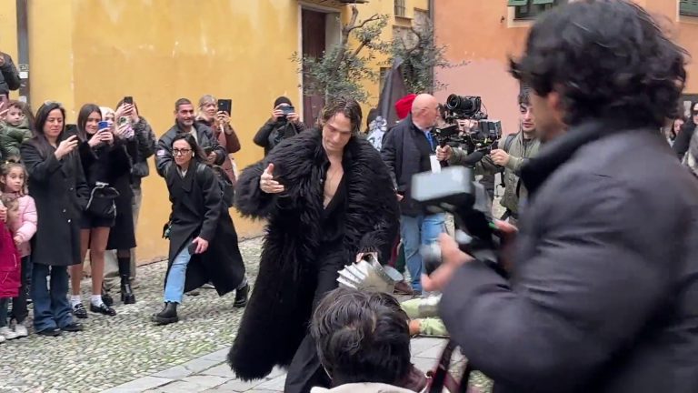 Sanremo, Irama entra in Piazza San Siro con un elmo