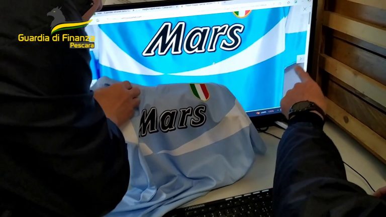 Maglie club di Serie A anni ’80 contraffatte, sequestro a Pescara