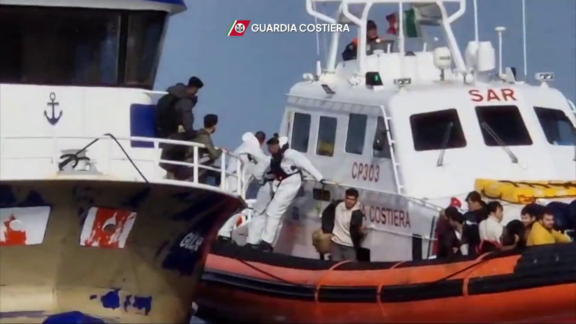 Guardia Costiera salva in Calabria 130 migranti, le immagini