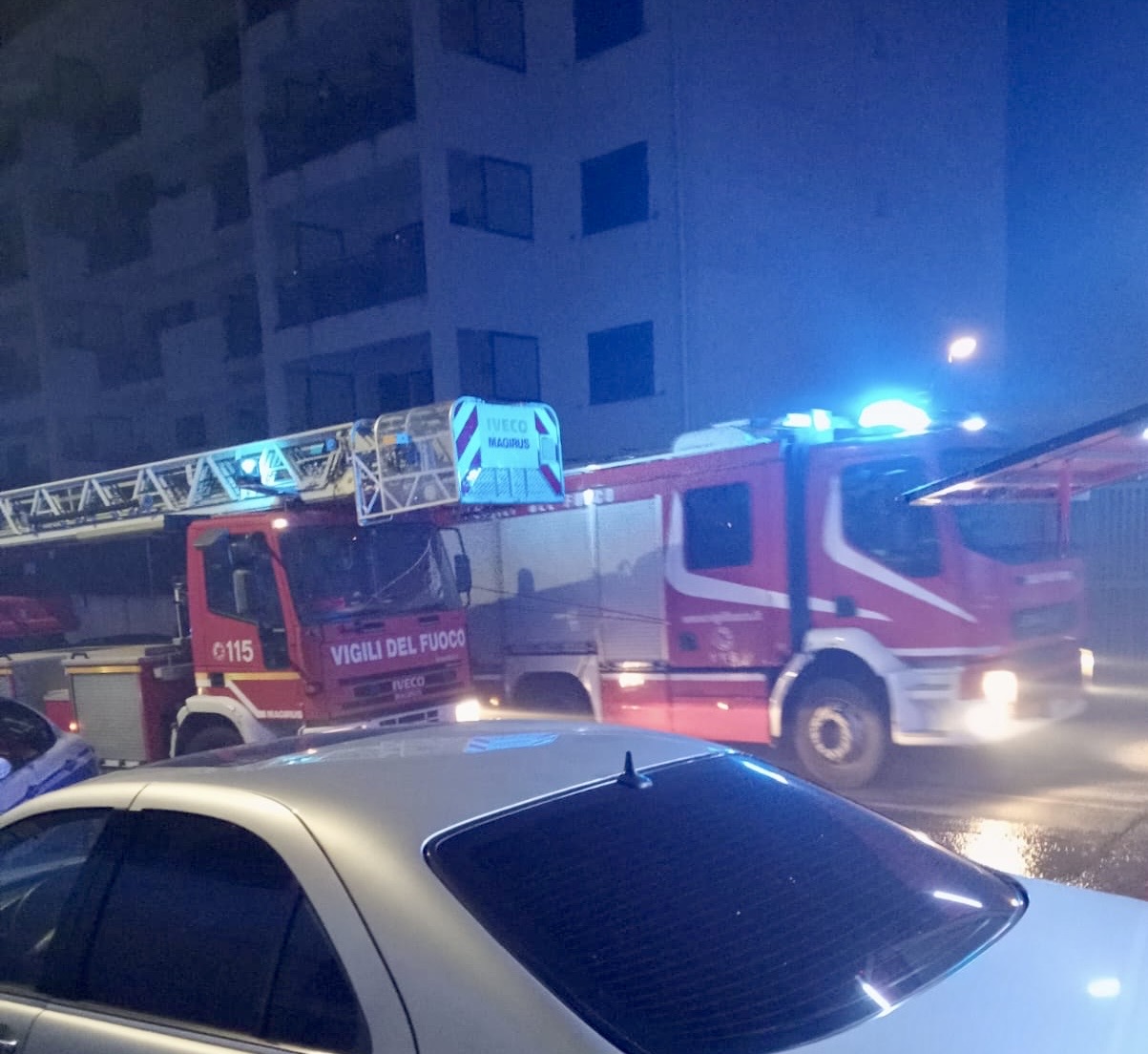 Paura a contrada Luce, deposito in fiamme