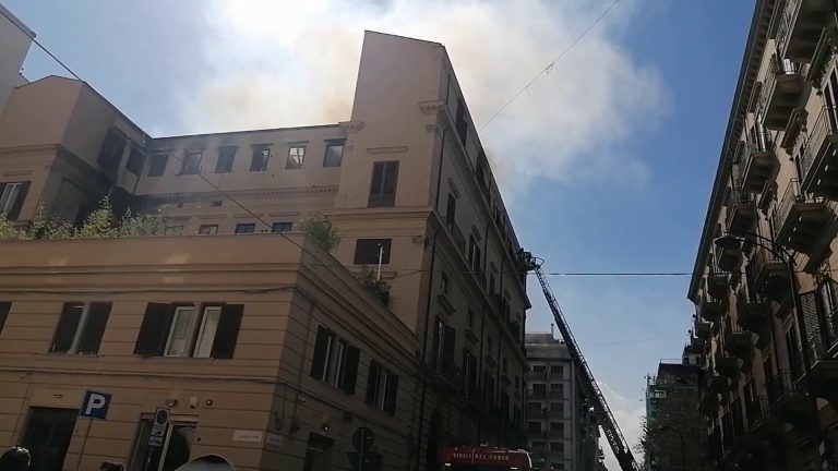 Incendio a Palermo, crolla buona parte del tetto dell’appartamento