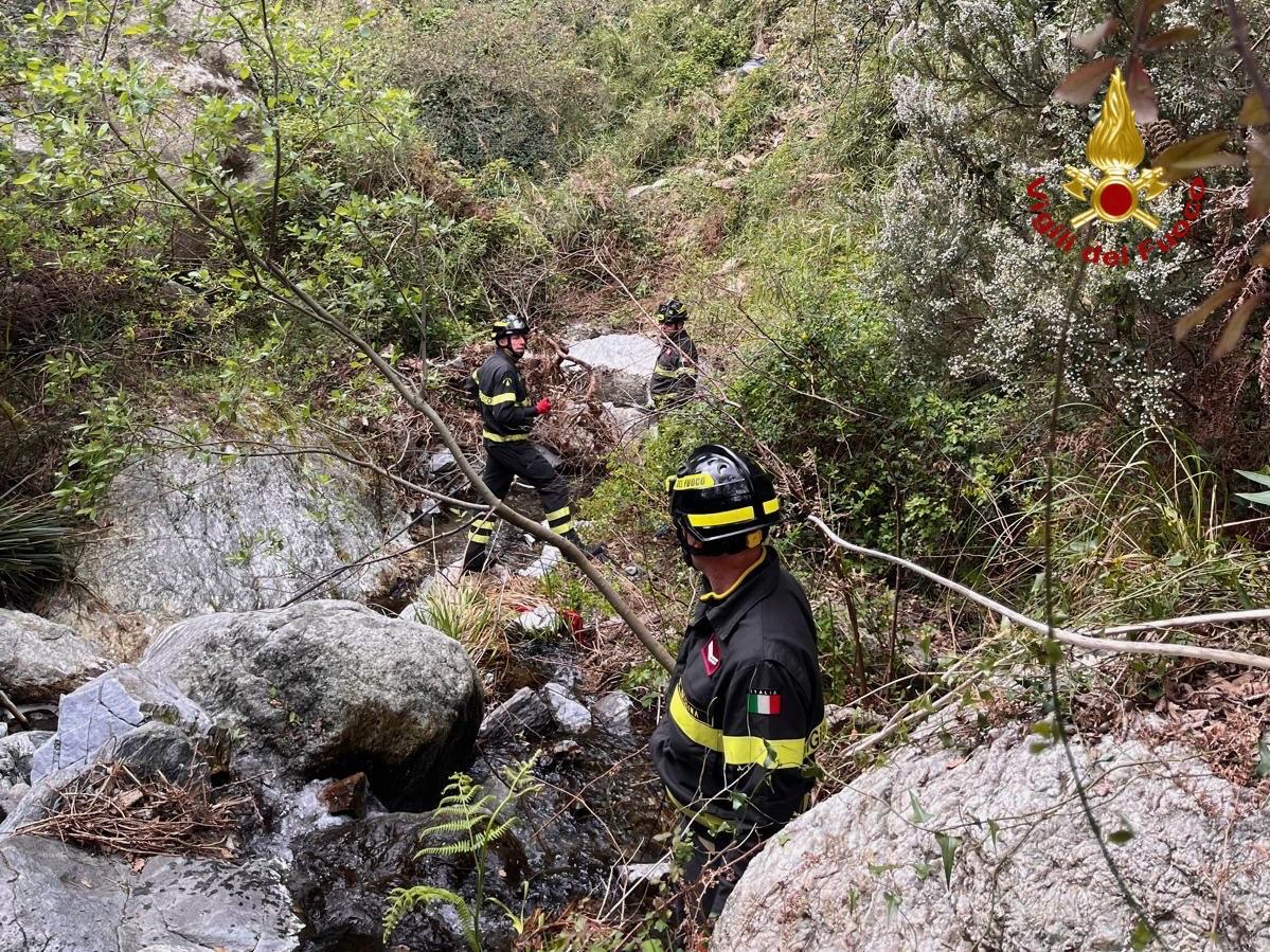 Precipita in un burrone, muore anziano