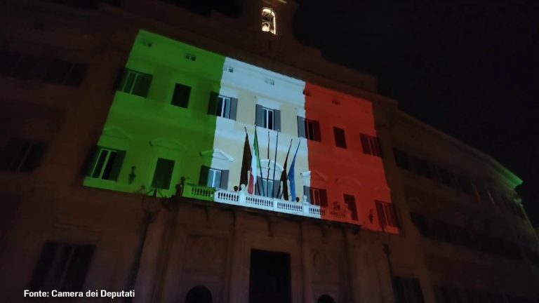 Montecitorio illuminato per la giornata dell’Unità Nazionale