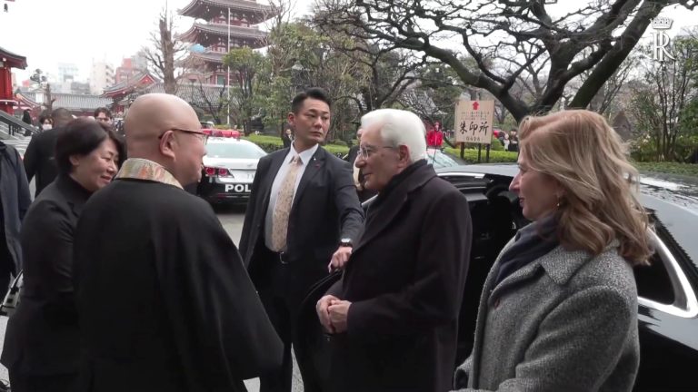 Giappone, Mattarella visita il tempio buddista Senso-ji