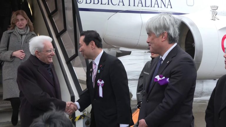 Mattarella in visita ufficiale in Giappone, l’atterraggio a Tokyo