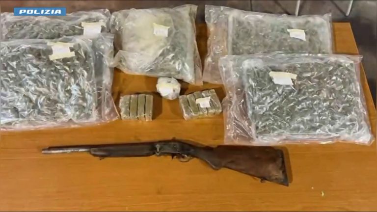 In una grotta di Catania trovati 6 chili di droga ed un fucile