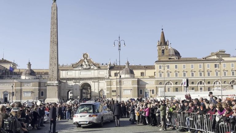 Funerali Giorgi, il feretro arriva in chiesa sulle note dei Pink Floyd