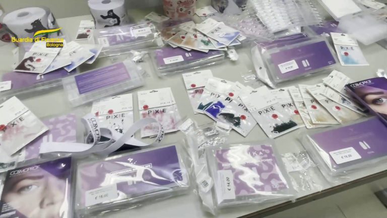 A Bologna sequestrati 150 mila prodotti, trovati 21 lavoratori in nero
