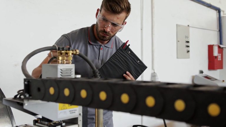 Il manifatturiero frena la crescita dell’Eurozona