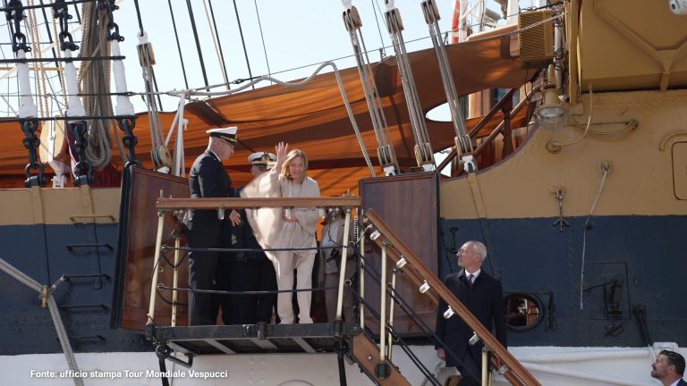 Ortona, la premier Meloni ha visitato la nave Amerigo Vespucci