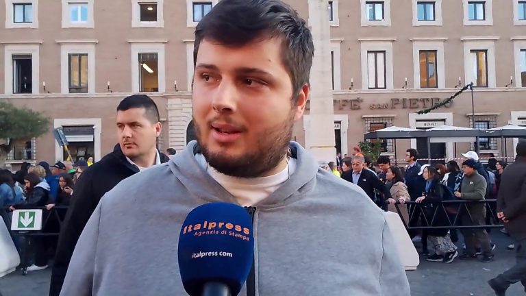 L’ultimo saluto a Papa Francesco, il ricordo dei fedeli