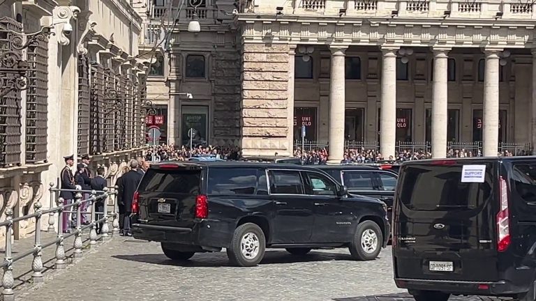Vance lascia Palazzo Chigi dopo l’incontro con Meloni