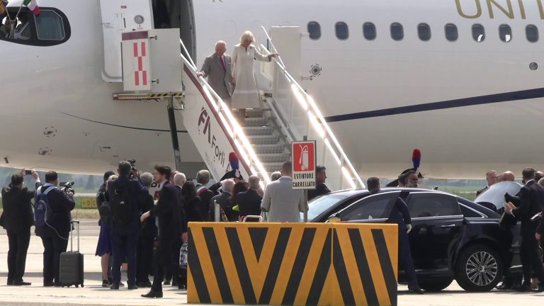 Re Carlo III e la regina Camilla atterrano all’aeroporto di Forlì