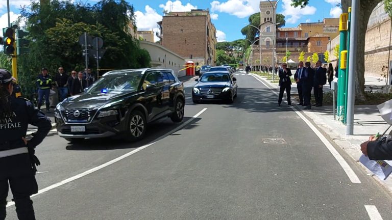 Papa Francesco, il lungo corteo delle auto dei capi di Stato