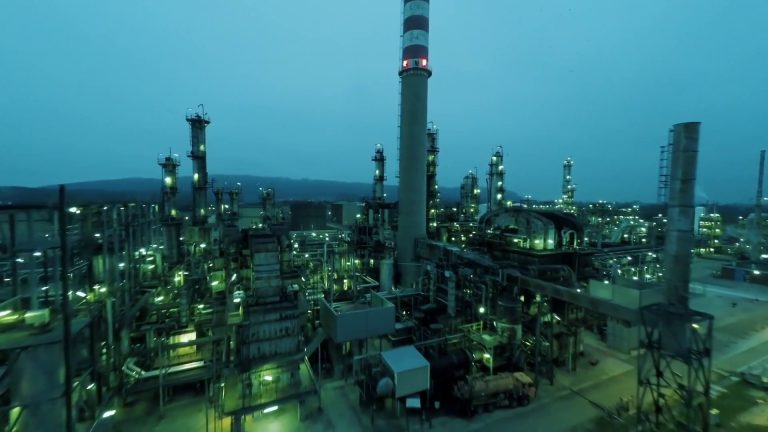 A febbraio cala la produzione industriale